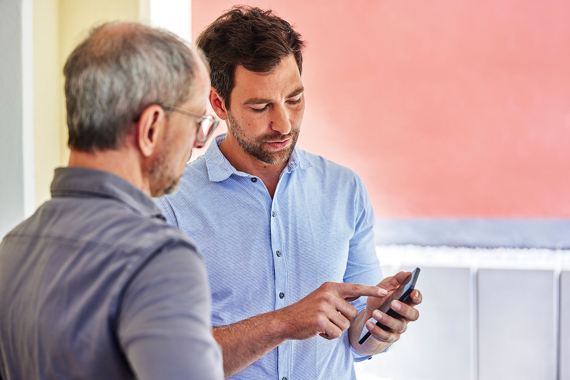 Mieter Marc Fuchs (rechts) freut sich über niedrigere Energiekosten und ein besseres Wohnklima im sanierten Altbau.