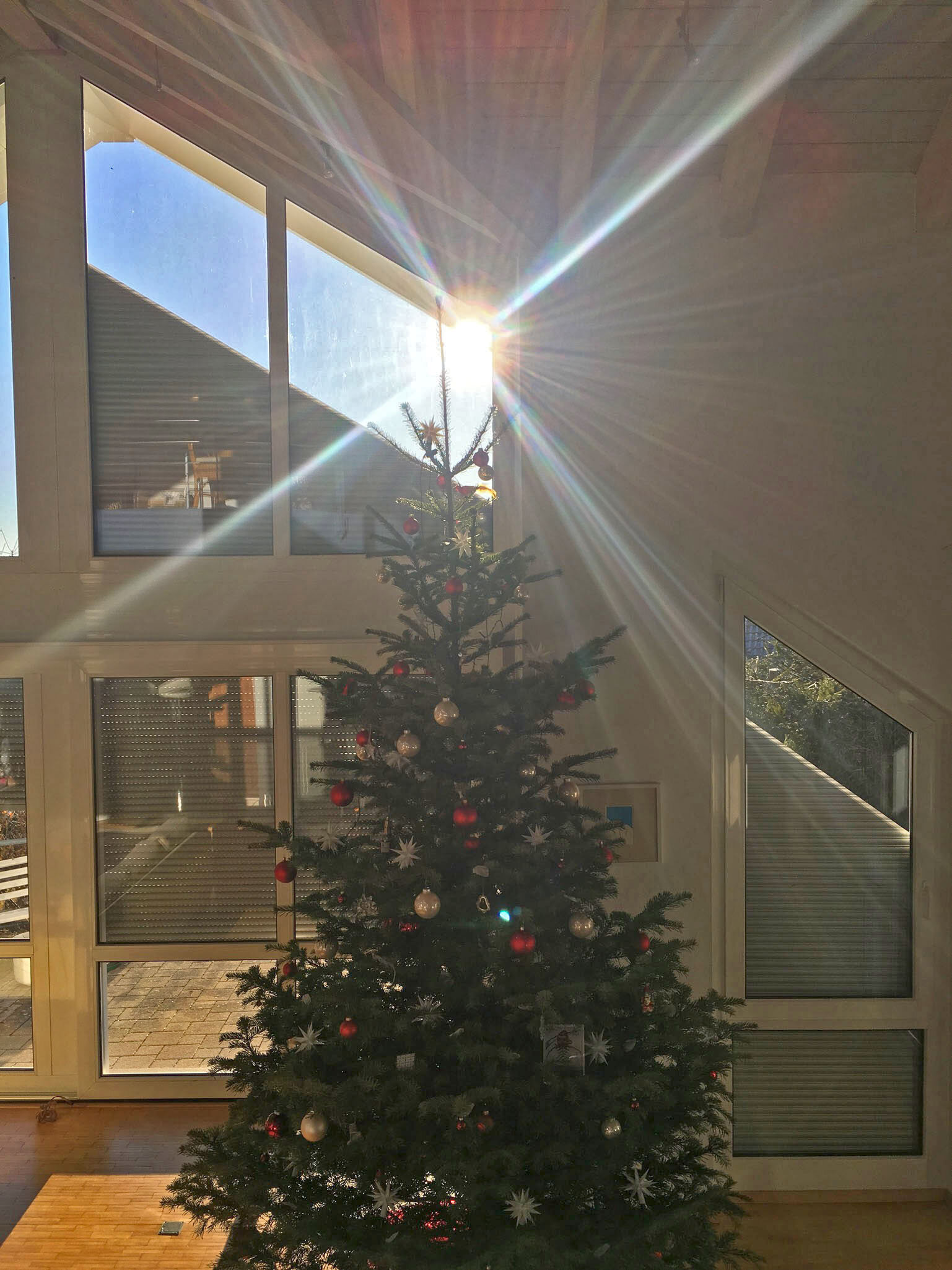 Solarer Wärmeeintrag in die Wohnräume lässt sich im Winter mit einer automatischen Rollladen-Steuerung effizient ausnutzen und speichern