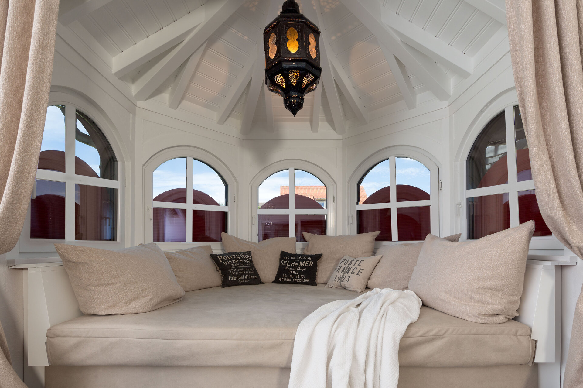 Wer in Zeiten steigender Energiekosten im Winter nicht frieren will, sollte sich rechtzeitig über Maßnahmen zur Wärmeeinsparung Gedanken machen