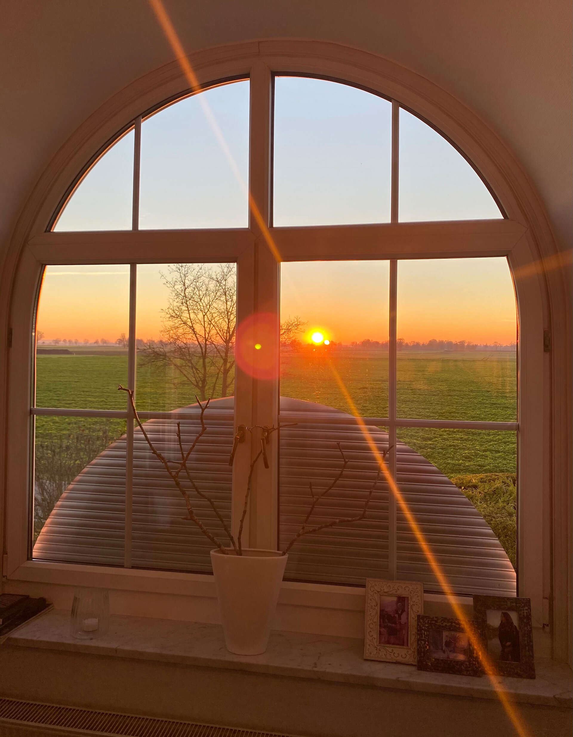 Wenn die Sonne in der kalten Jahreszeit untergeht und der Frost einbricht, sollten die Rollläden geschlossen werden, um die Heizenergie in den Innenräumen zu bewahren