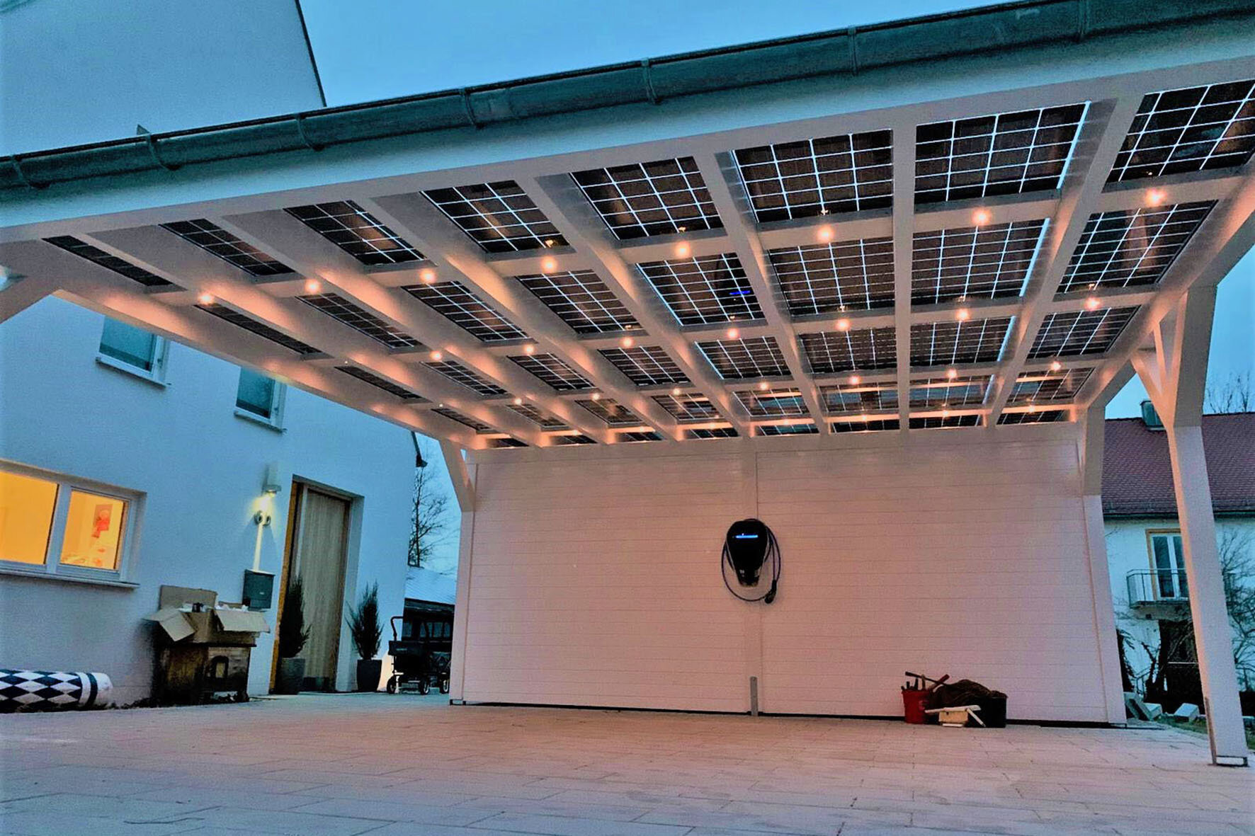 Die Solarelemente auf dem Carportdach bieten Schutz und erzeugen gleichzeitig umweltfreundliche Energie