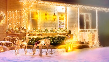 Advent, Advent, ein Lichtlein brennt – gilt diese Tradition in Zeiten der Energiekrise überhaupt noch oder sollte die Weihnachtsbeleuchtung dieses Jahr besser ausgeschaltet bleiben? | © Shutterstock/Remark Anna