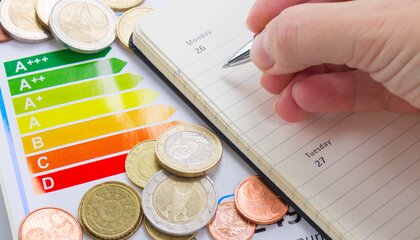 Nicht immer ist ein neues Gerät die sparsamere Alternative. Mit einem Blick auf die Energieeffizienzklasse lässt sich auf die unter Umständen viel Geld sparen | © Shutterstock/Neirfy