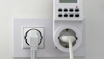 Strom¬mess¬geräte zeigen den Strom¬verbrauch von Elektrogeräten an und helfen so beim Sparen | © Shutterstock/JulieStar