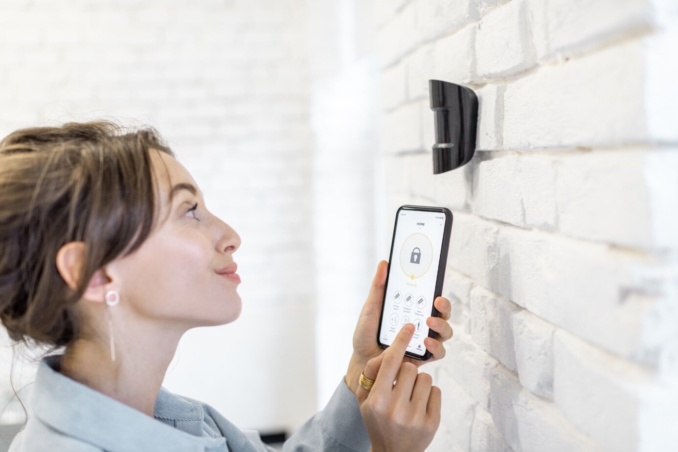 Ist das Licht wirklich aus? Bewegungsmelder verhindern Dauerbeleuchtung. | © Shutterstock/Ross Helen