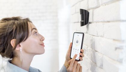 Ist das Licht wirklich aus? Bewegungsmelder verhindern Dauerbeleuchtung. | © Shutterstock/Ross Helen