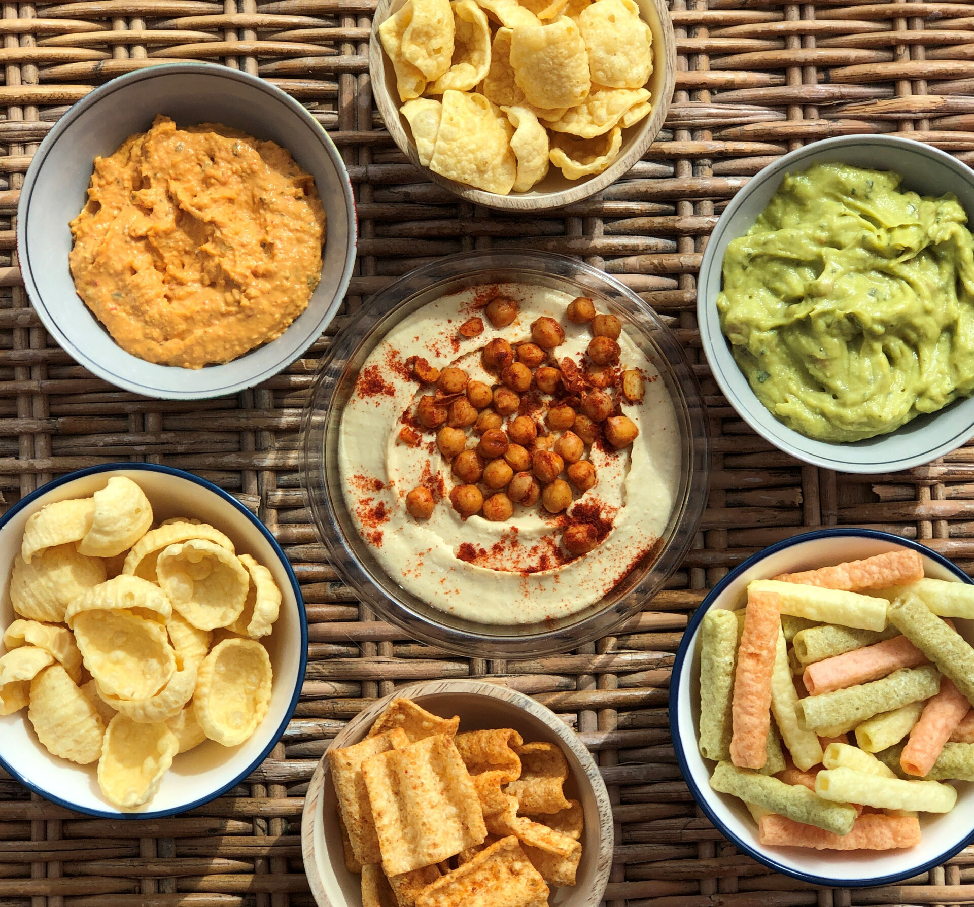 Mit verschiedenen Dips werden Chips aus Linsen, Hummus oder Quinoa zum leckeren Snack-Buffet