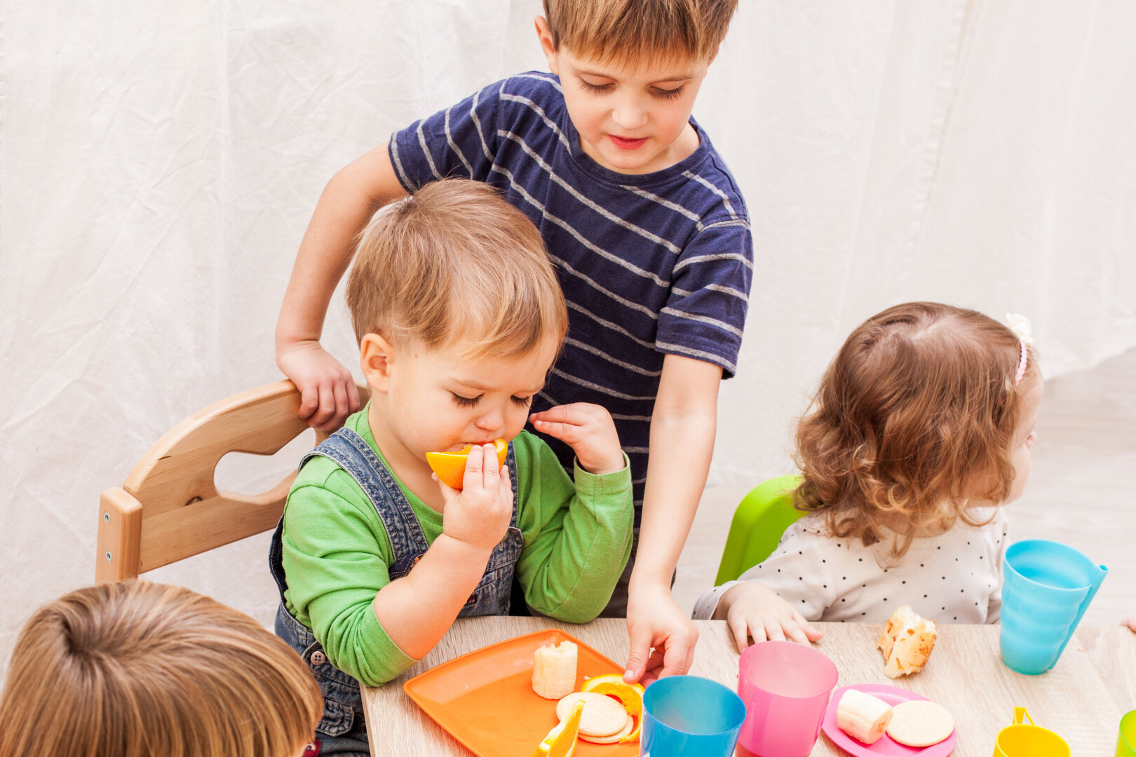 Bundesweit essen etwa 2,5 Millionen Mädchen und Jungen regelmäßig in Kitas zu Mittag | © djd/Bundesverband der Systemgastronomie/Getty/Oksana Shufrych