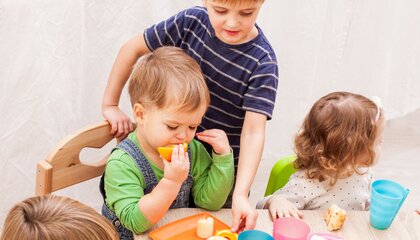 Bundesweit essen etwa 2,5 Millionen Mädchen und Jungen regelmäßig in Kitas zu Mittag | © djd/Bundesverband der Systemgastronomie/Getty/Oksana Shufrych