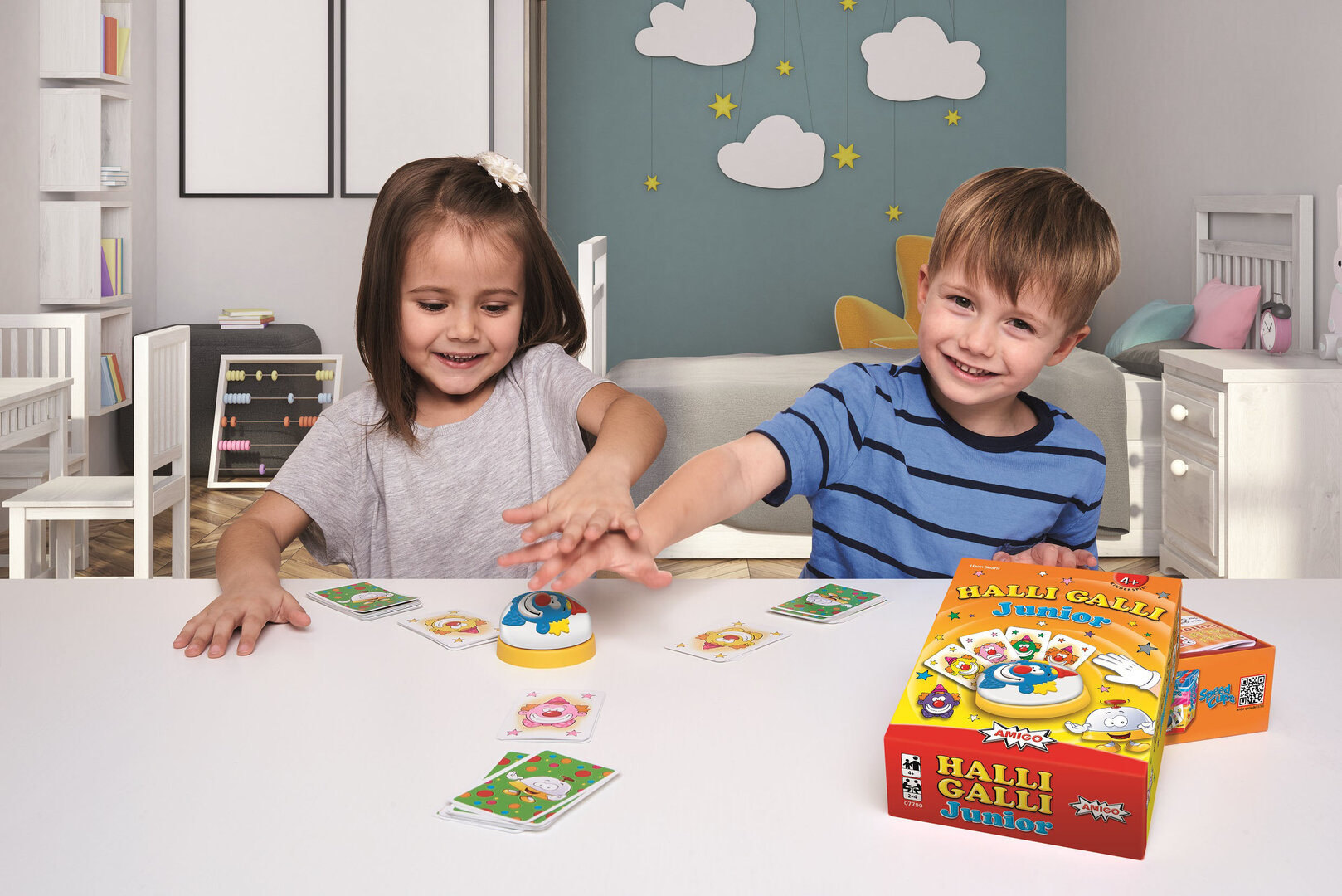 Wenn zwei lachende Clowns aufgedeckt werden, müssen die Kinder schnell klingeln | © djd/Amigo Spiele