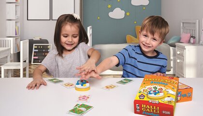 Wenn zwei lachende Clowns aufgedeckt werden, müssen die Kinder schnell klingeln | © djd/Amigo Spiele