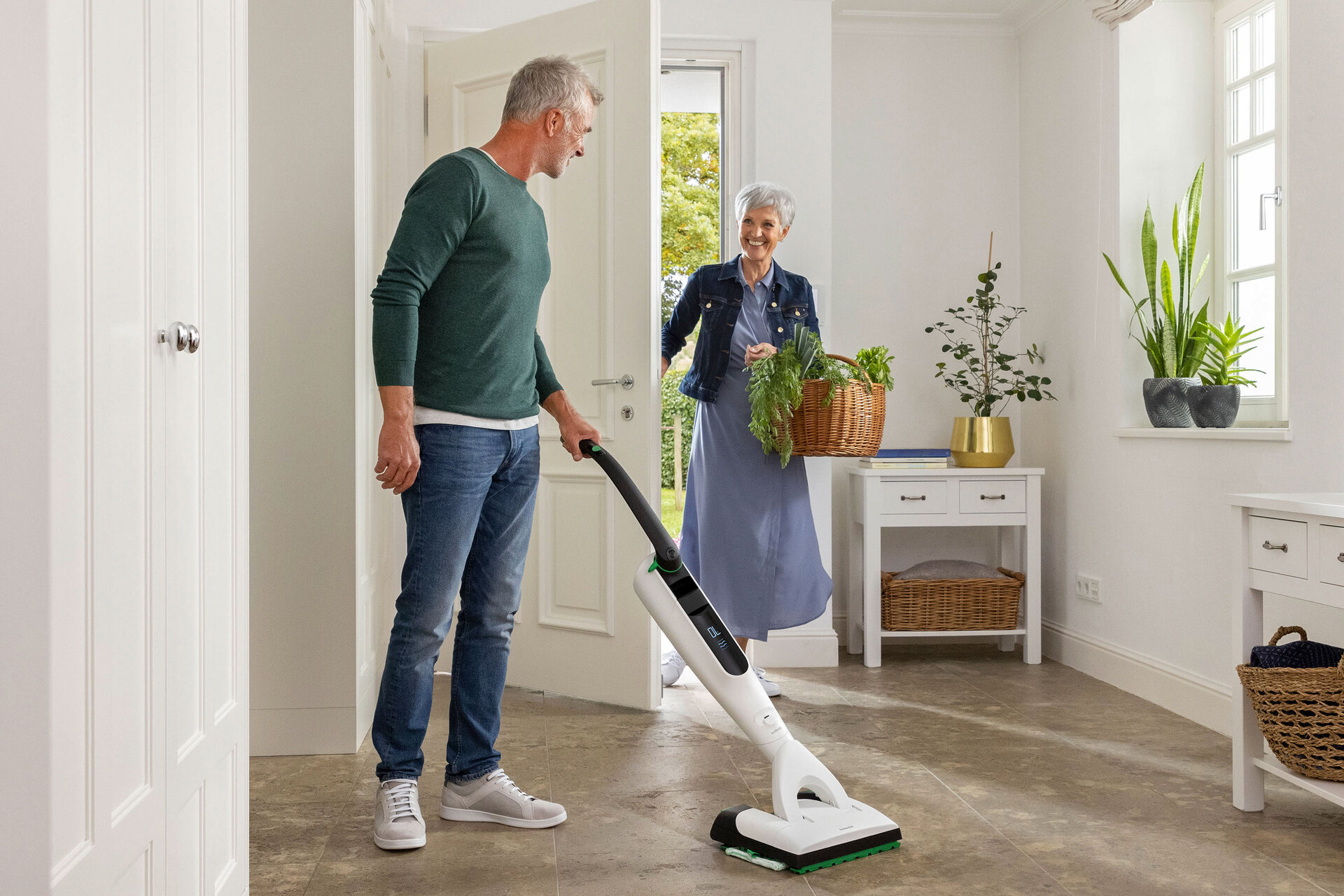 Moderne Geräte können das Staubsaugen und Wischen in einem Rutsch erledigen. Besonders nützlich sind die multifunktionalen Helferlein in Häusern und Wohnungen mit viel Laminat, Fliesen oder Linoleum