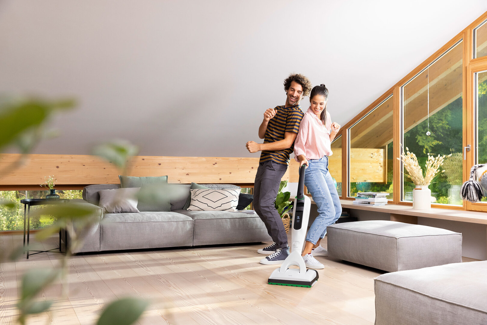 ziemlich genau 50 Prozent kann man den Zeitaufwand reduzieren, wenn man bei der Bodenreinigung auf sogenannte Saugwischer zurückgreift | © djd/Kobold/Stefanie Aumiller