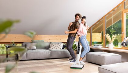 ziemlich genau 50 Prozent kann man den Zeitaufwand reduzieren, wenn man bei der Bodenreinigung auf sogenannte Saugwischer zurückgreift | © djd/Kobold/Stefanie Aumiller