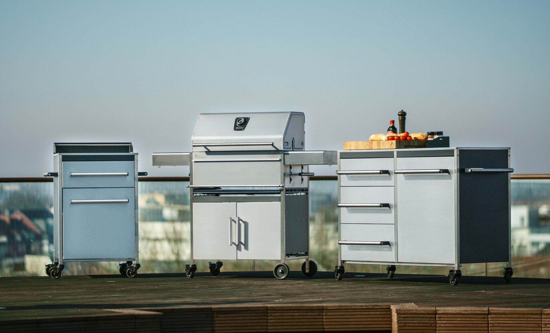 Deutlich mehr Platz: Mit soliden Grilltischen aus Edelstahl lässt sich die Arbeits- und Ablagefläche erheblich erweitern