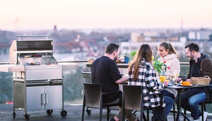 Grillen und Genießen über den Dächern der Stadt: Mit stabilen Beistelltischen aus Edelstahl hat man hier ganz andere Möglichkeiten | © djd/Schickling Grill