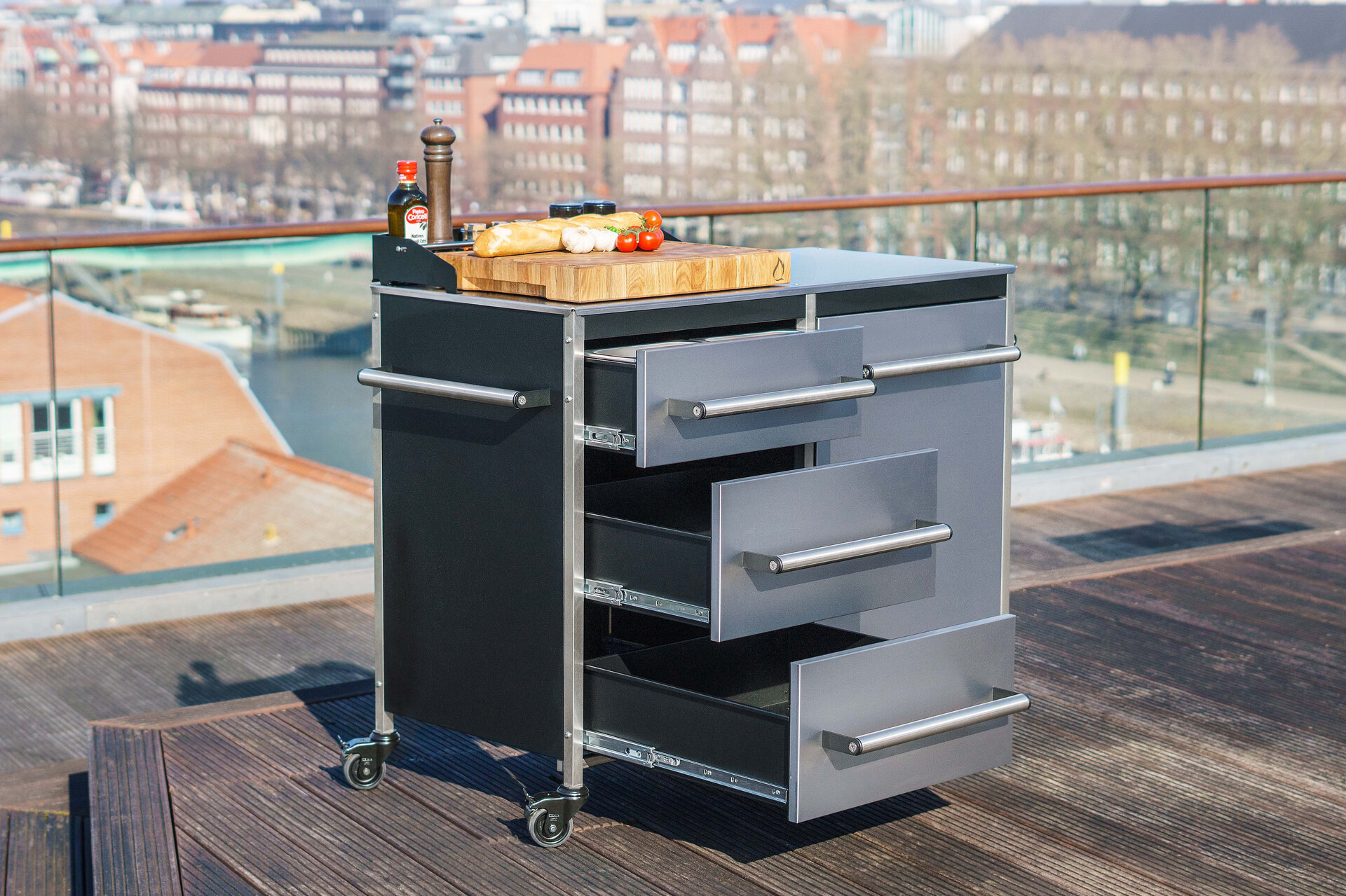 Der robuste Grilltisch aus Edelstahl bietet mit seinen Schubladen erheblich mehr Platz und Optionen als ein improvisierter Beistelltisch