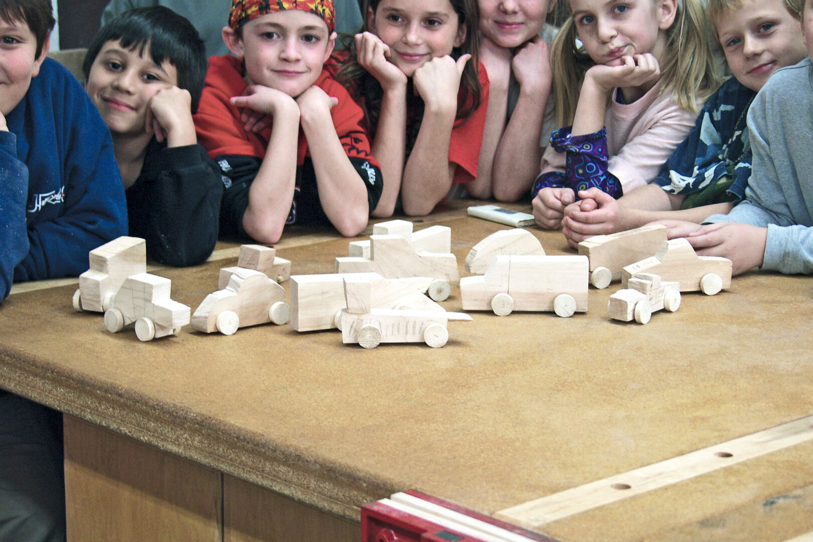 Praktisch mit den Händen arbeiten und dabei schöne Dinge wie diese vielfältigen Fahrzeuge herstellen: Kinder lieben das Holzwerken | © djd/Vincentz Network/Doug Stowe - Blue Hills Press