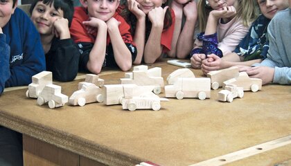 Praktisch mit den Händen arbeiten und dabei schöne Dinge wie diese vielfältigen Fahrzeuge herstellen: Kinder lieben das Holzwerken | © djd/Vincentz Network/Doug Stowe - Blue Hills Press