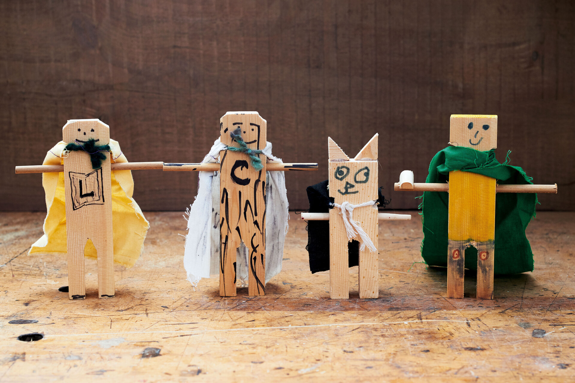 Ein paar Rundstangen, ein Umhang und etwas Farbe machen aus einem Holzklotz einen Superhelden