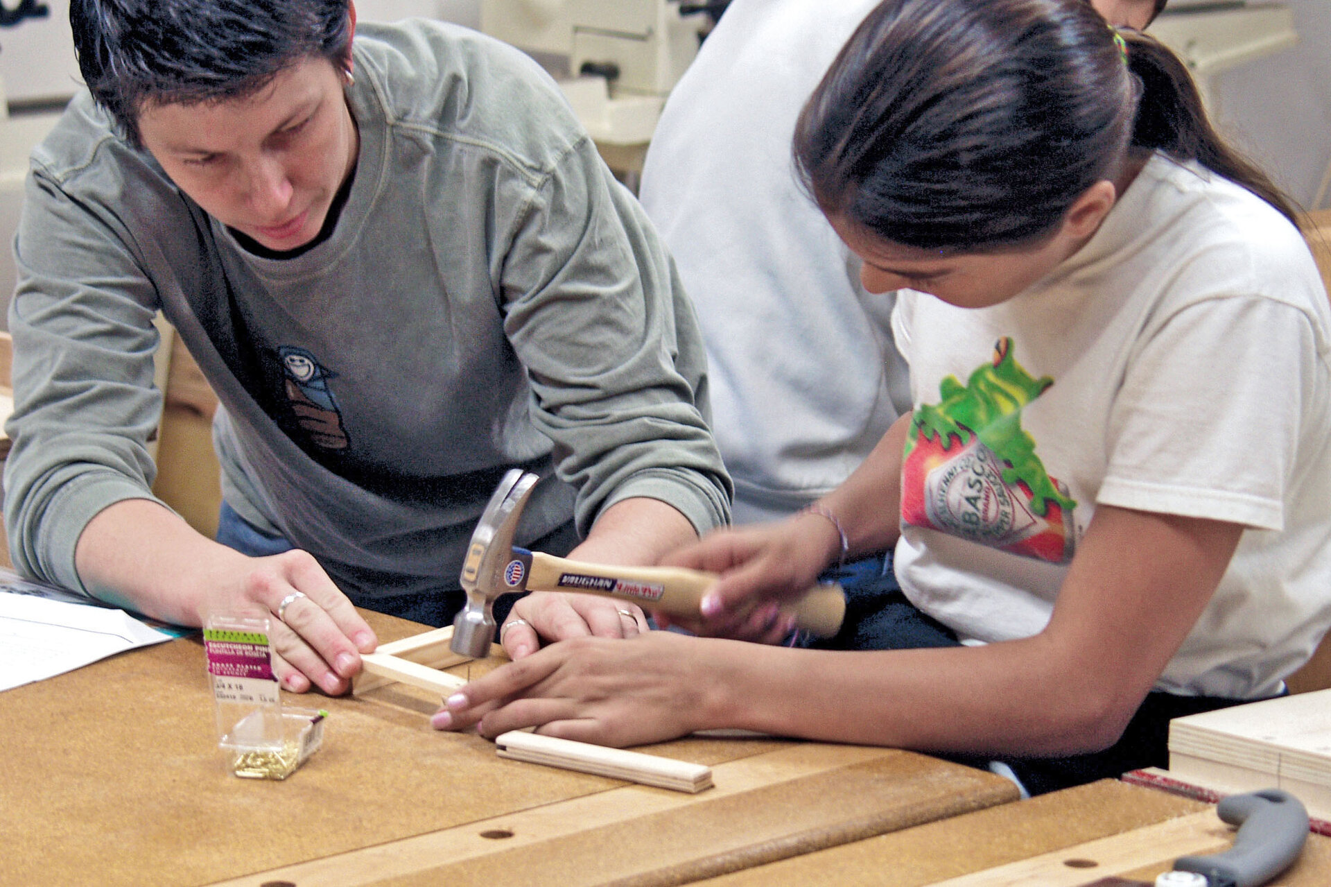 Der Umgang mit Hammer, Nägeln und Co. schult die Geschicklichkeit