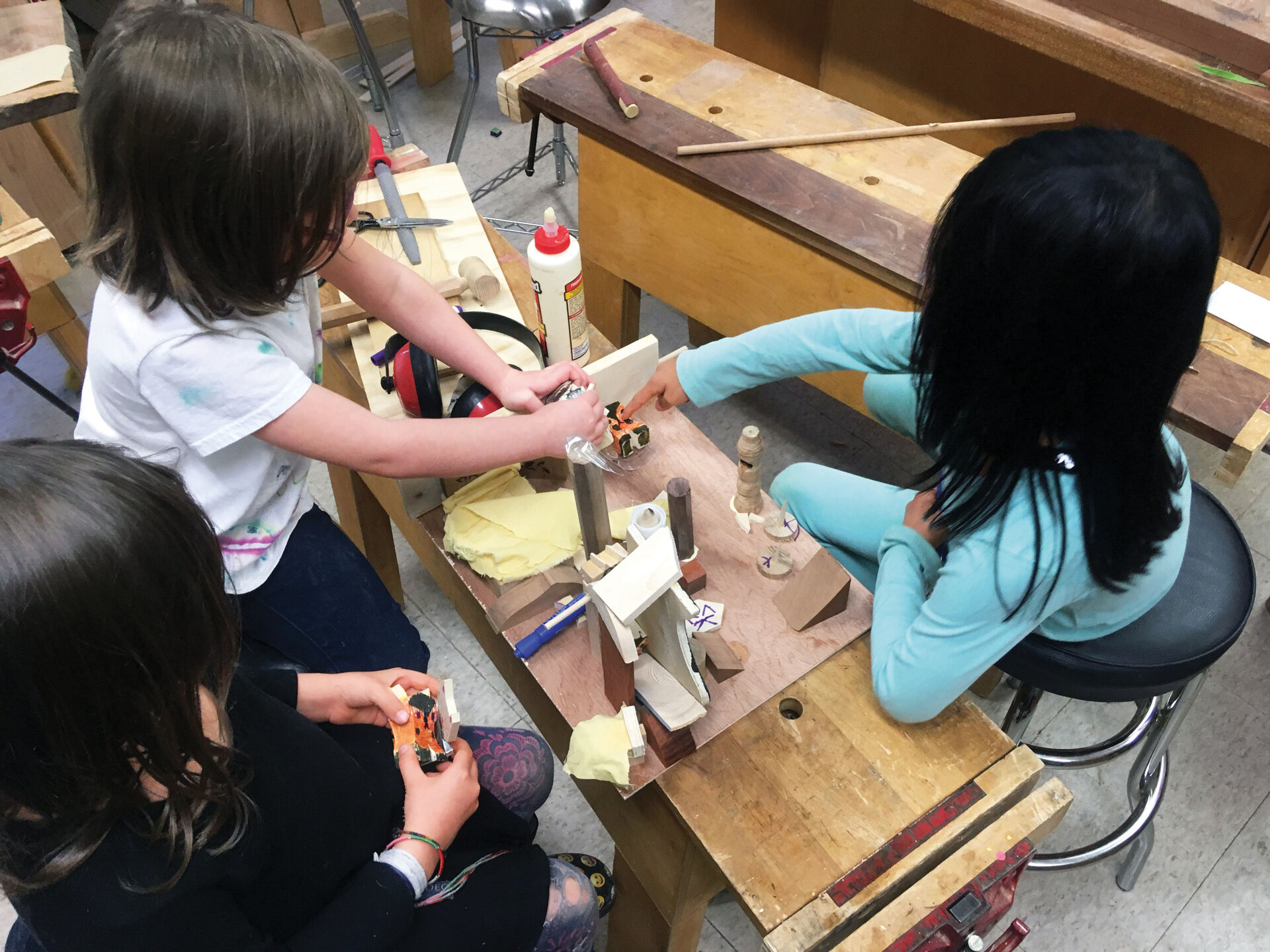 Auf einer einfachen Grundplatte aus Holz können die fantasievollsten Bauwerke entstehen