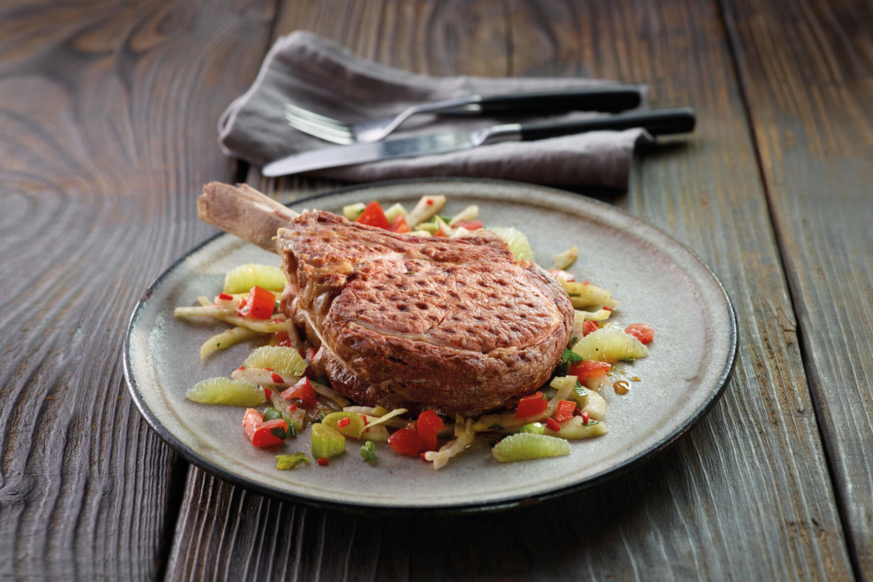 Das Kalbskotelett mit Fenchel-Tomatensalsa wird in einer Mischung aus Sojasoße und Chiliflocken mariniert