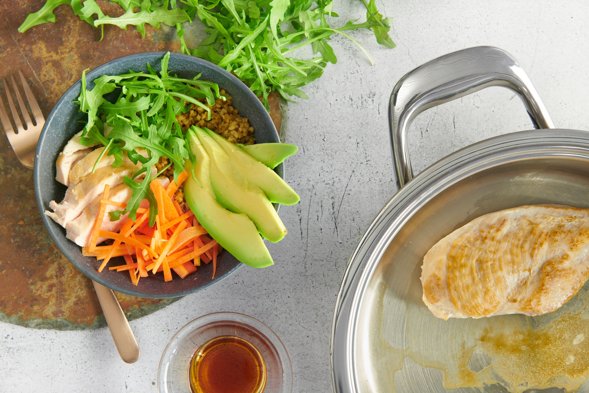 Die Bulgur-Bowl mit Hähnchen, Avocado und Karotten ist ein leichtes Gericht