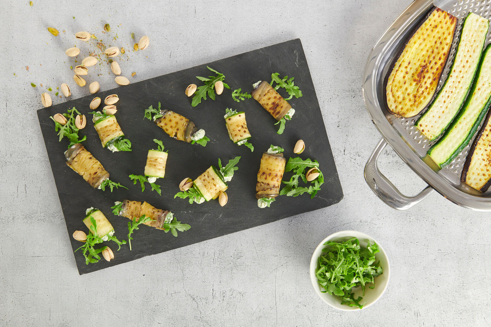 Die Auberginen- und Zucchini-Röllchen mit Ricotta eignen sich als Vorspeise mit einem kleinen Salat oder als Teil einer großen gemischten Antipasti-Platte | © djd/AMC Alfa Metalcraft Corporation