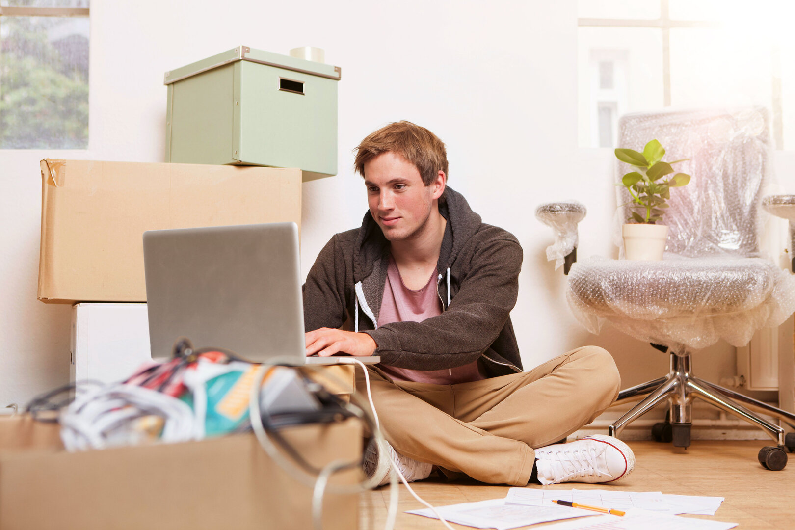 Die erste eigene Wohnung ist ein begehrtes Ziel - aber auch mit hohen laufenden Kosten verbunden. Umso wichtiger ist es, die Finanzen gut im Griff zu behalten | © djd/Geld und Haushalt/S-Com/Getty Images/Contributor