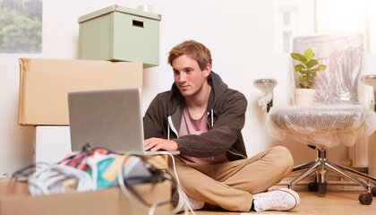 Die erste eigene Wohnung ist ein begehrtes Ziel - aber auch mit hohen laufenden Kosten verbunden. Umso wichtiger ist es, die Finanzen gut im Griff zu behalten | © djd/Geld und Haushalt/S-Com/Getty Images/Contributor