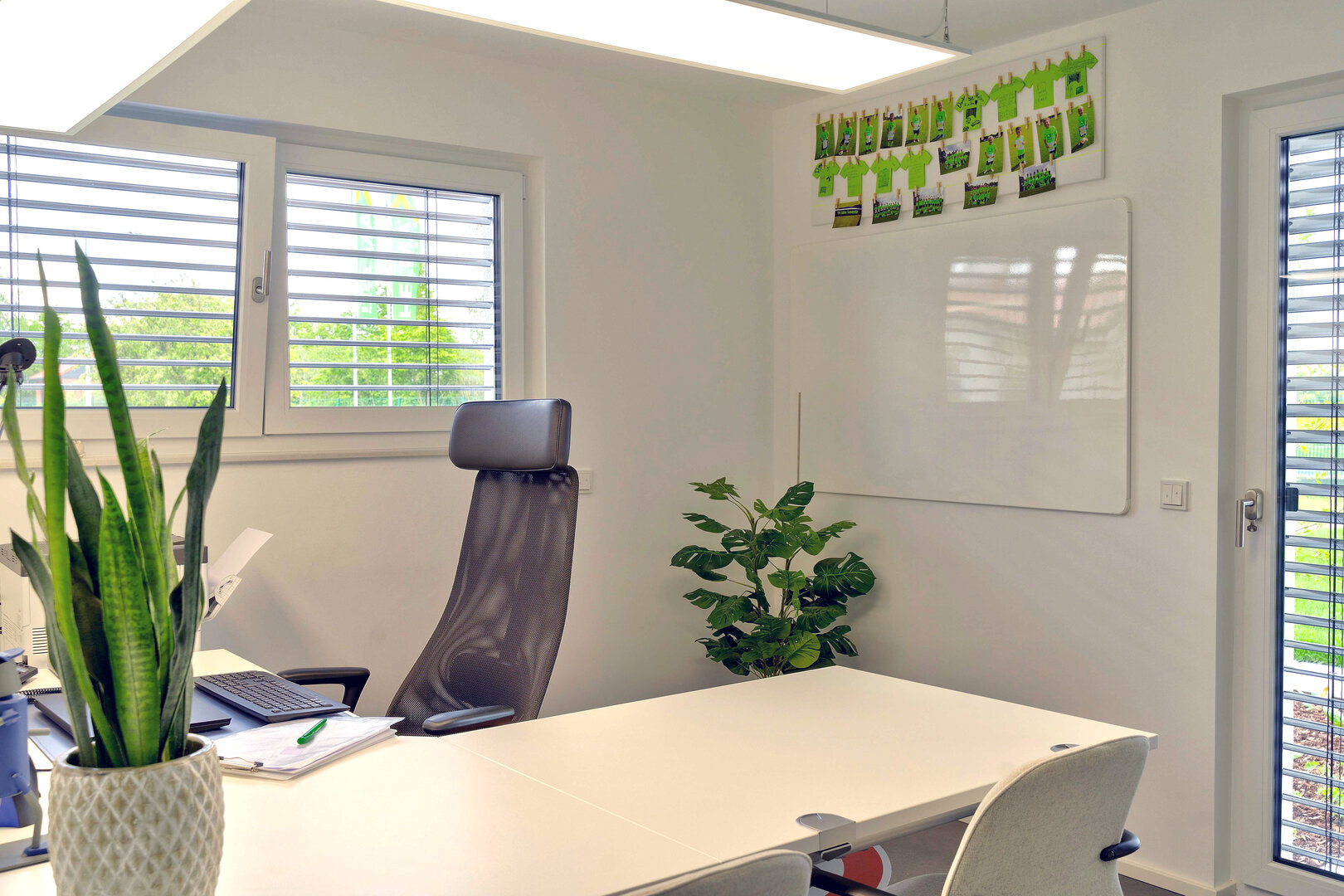 Klar, schlicht, schnörkellos: Mit rechtzeitiger Planung entsteht ein professionelles Arbeitszimmer, das auf die eigenen Ansprüche und Vorlieben zugeschnitten ist. Der Schreibtisch steht am besten seitlich zum Fenster, eine Jalousie schützt vor zu viel Sonne | © djd/Helma Eigenheimbau