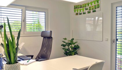 Klar, schlicht, schnörkellos: Mit rechtzeitiger Planung entsteht ein professionelles Arbeitszimmer, das auf die eigenen Ansprüche und Vorlieben zugeschnitten ist. Der Schreibtisch steht am besten seitlich zum Fenster, eine Jalousie schützt vor zu viel Sonne | © djd/Helma Eigenheimbau