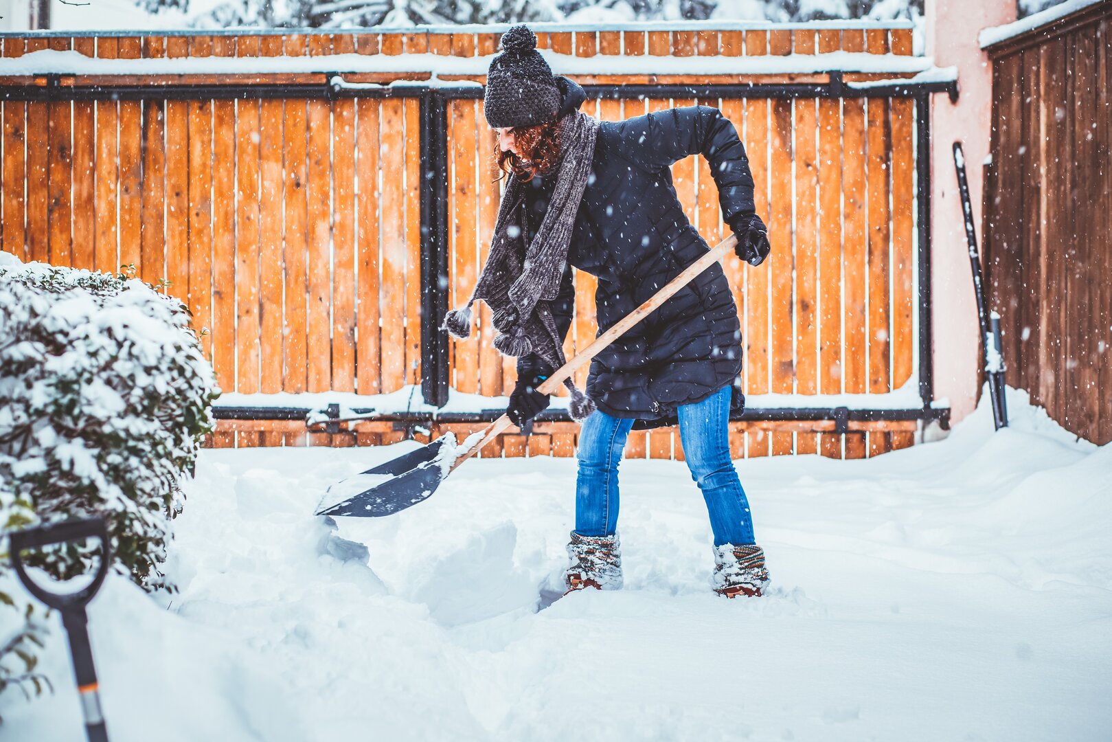 Es schneit im Oberland. Den Gehweg täglich zu räumen zählt zu den Pflichten jedes Hausbewohners | © Shutterstock/Melinda Nagy