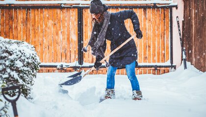 Es schneit im Oberland. Den Gehweg täglich zu räumen zählt zu den Pflichten jedes Hausbewohners | © Shutterstock/Melinda Nagy