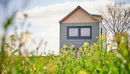 Tiny Houses können der Wunsch nach einer eigenen Immobilie erfüllen, wenn man bereit ist, sich bewusst räumlich einzuschränken | © djd/Laible Verlagsprojekte/Hauke Müller