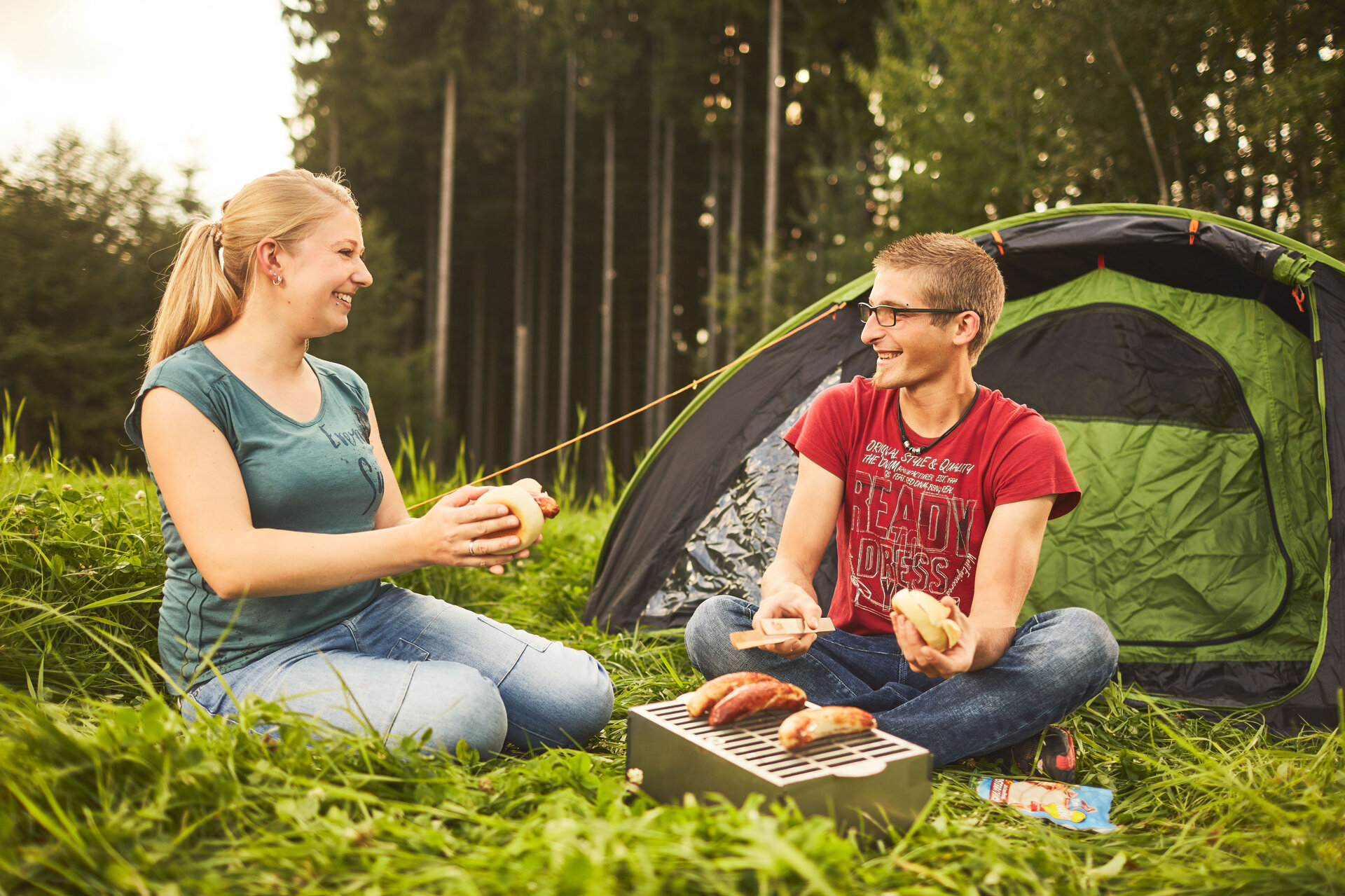 Zeltfans müssen in kulinarischer Hinsicht improvisieren. Die leckere Alternative zu Ravioli aus der Dose ist die Bratwurst vom Grill