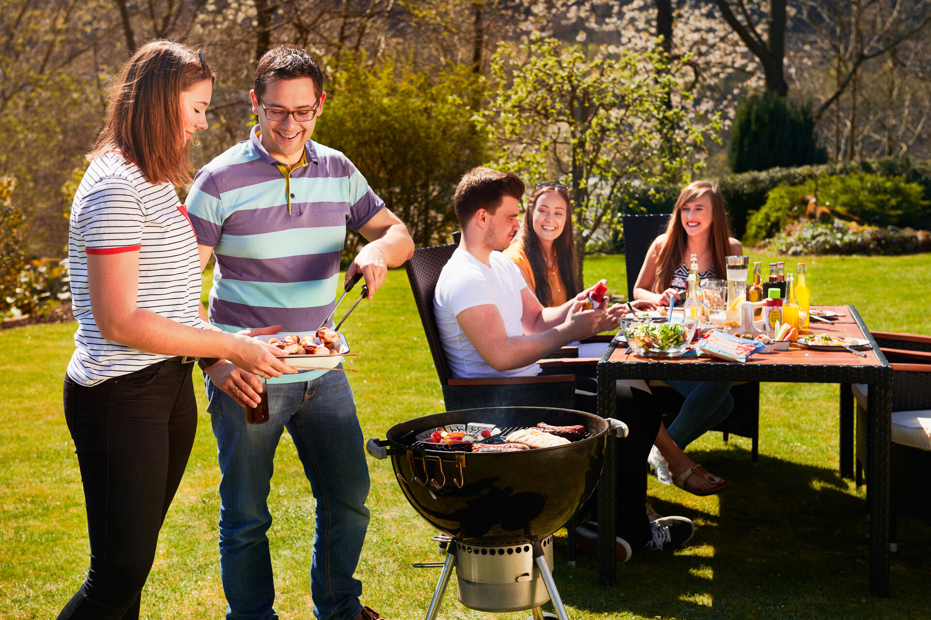 Endlich kann man wieder mit Freunden ganz unbeschwert eine zünftige Grillparty feiern. Ein Klassiker ist dabei die Rostbratwurst mit Kartoffelsalat