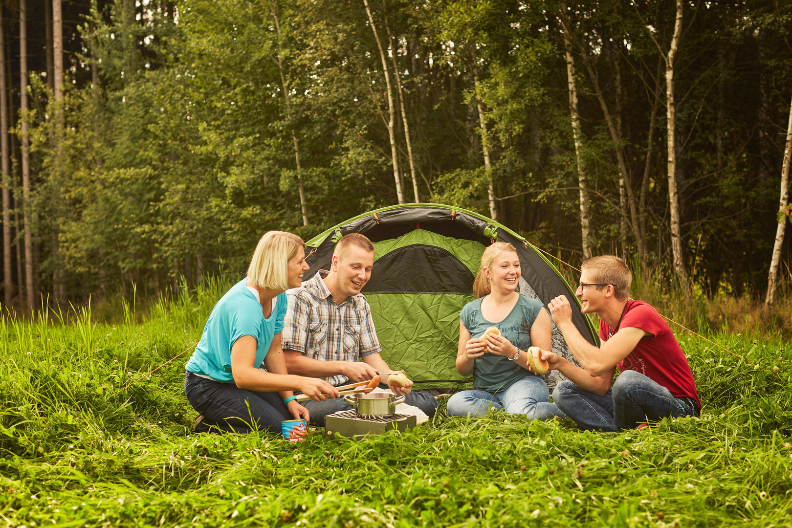 Auszeit vom Alltag: Mit wenig Aufwand und ganz ohne Reisestress kann man gemeinsam eine gute Zeit erleben | © djd/Metten Fleischwaren GmbH & Co. KG