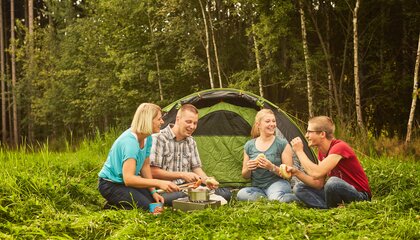 Auszeit vom Alltag: Mit wenig Aufwand und ganz ohne Reisestress kann man gemeinsam eine gute Zeit erleben | © djd/Metten Fleischwaren GmbH & Co. KG