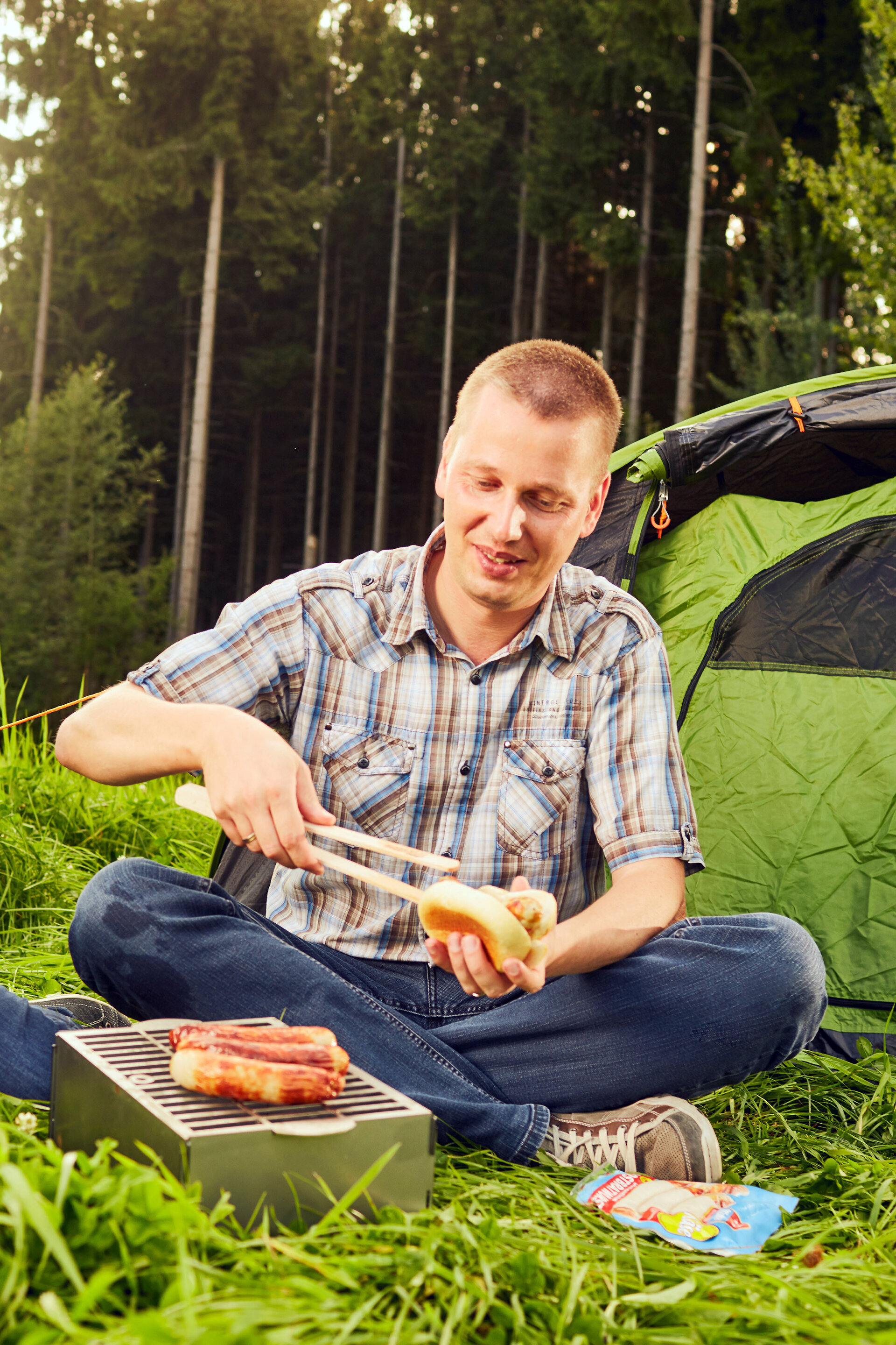 Campingsaison ist Grillsaison. Also einfach einen kompakten, rauchfreien Grill ins Auto gepackt – und schon kann am Abend ein angenehmer Bratwurstgeruch in die Nase steigen