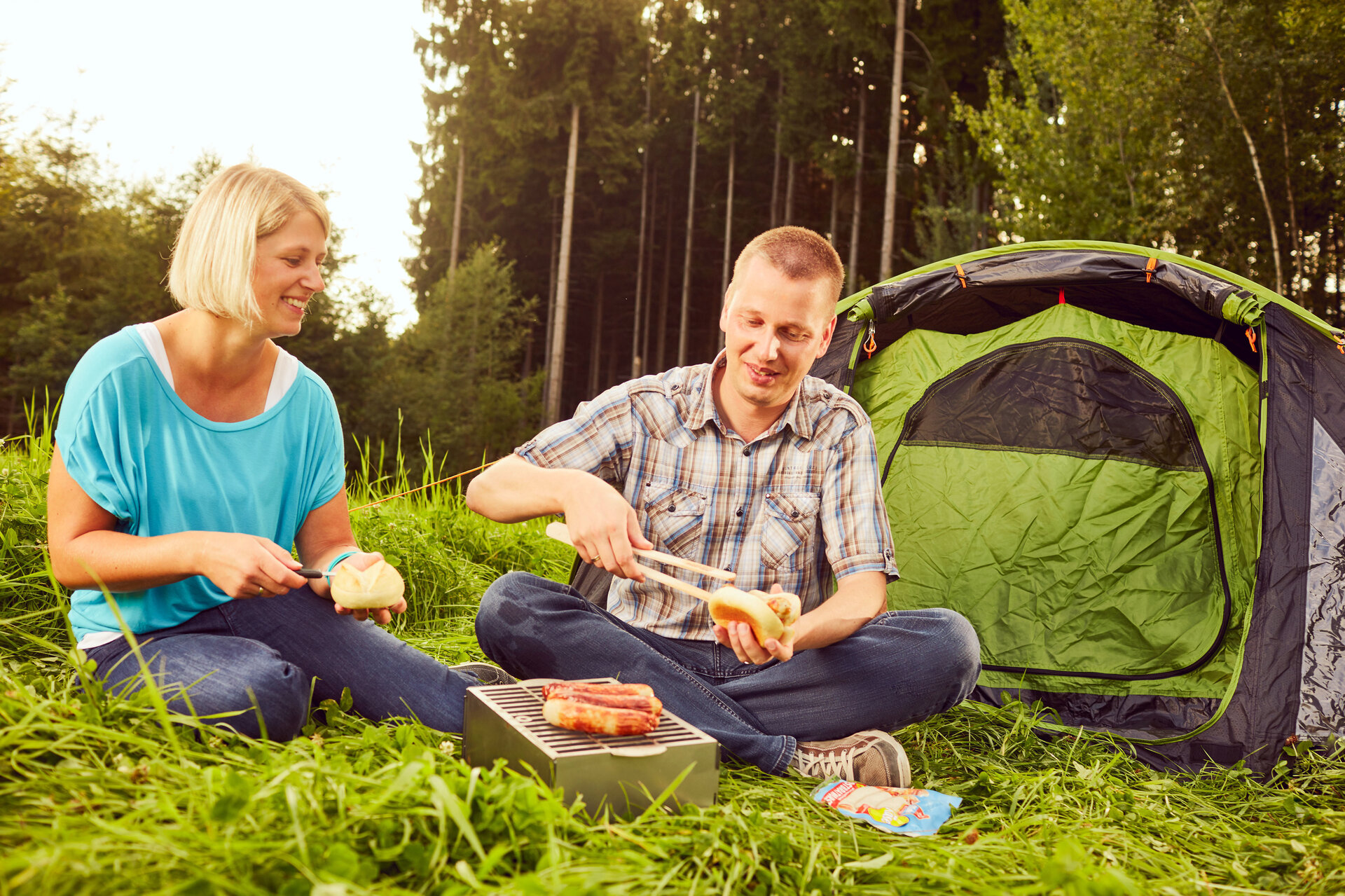  Wer in der Natur zeltet, sollte keinesfalls Einweggrills nutzen, sondern auf kleine, aber nachhaltige Produkte setzen