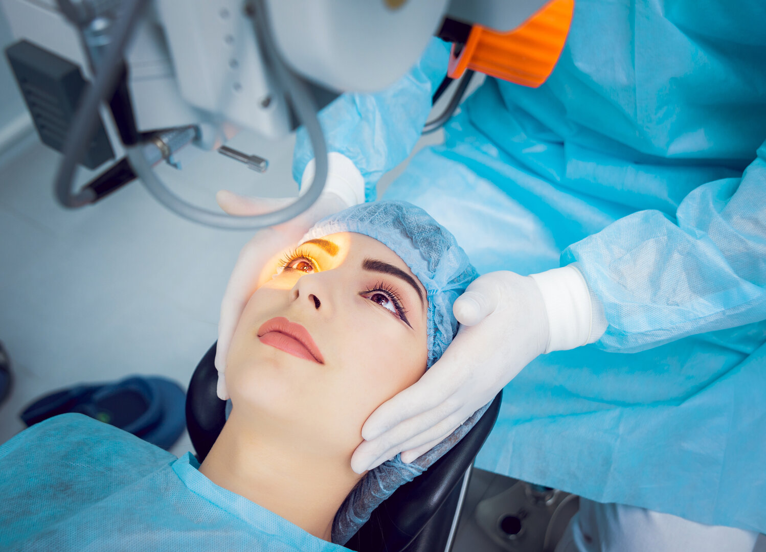 Augenoperation mit Lasik-Laser | © shutterstock/Roman Zaiets