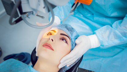 Augenoperation mit Lasik-Laser | © shutterstock/Roman Zaiets