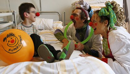 Kranken Kindern ein Lachen schenken. | © KlinikClowns