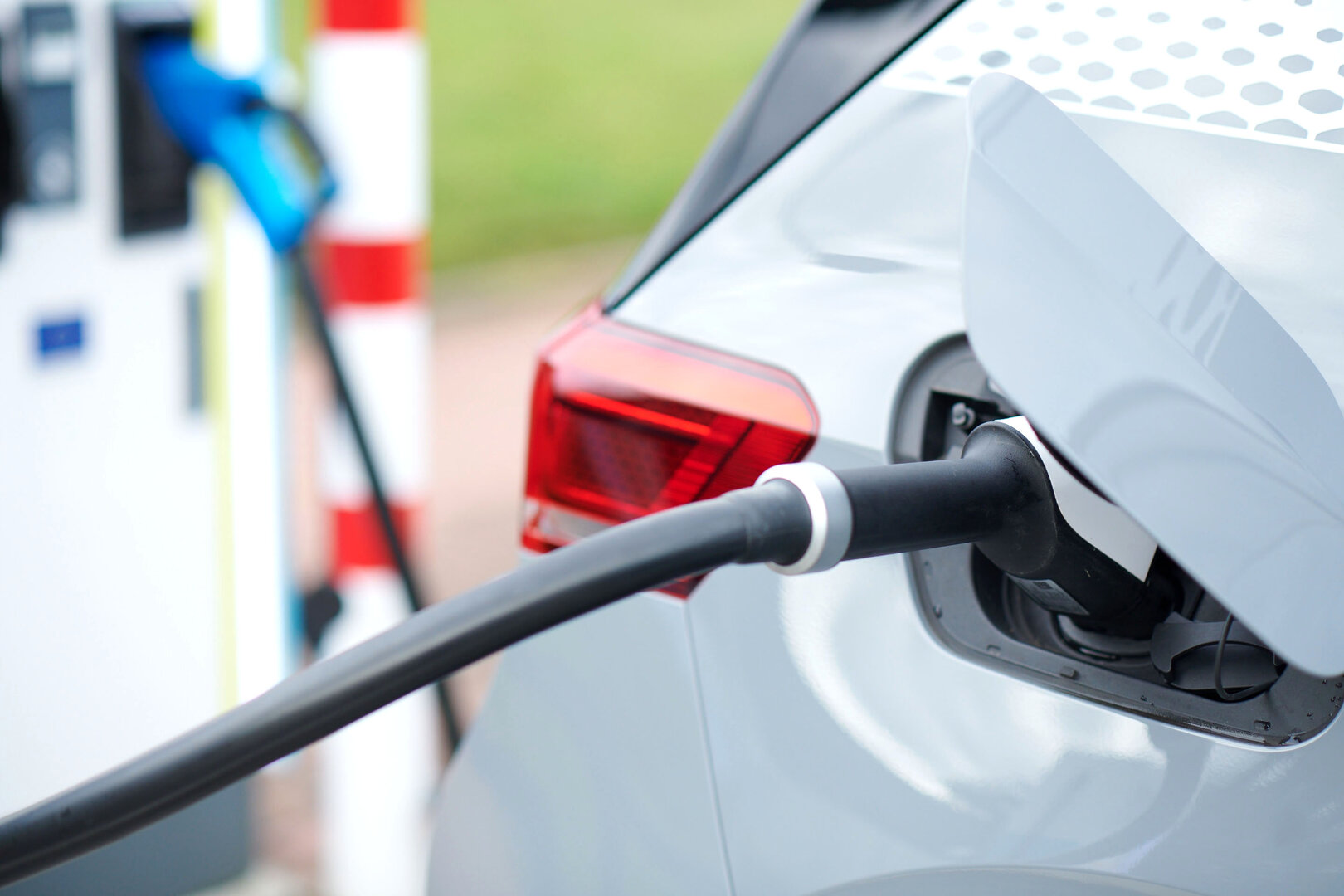 Der Umstieg auf Elektromobilität leistet einen wichtigen Beitrag zu mehr Klimaschutz - besonders, wenn 100 Prozent Ökostrom geladen wird | © djd/E.ON/Malte Braun