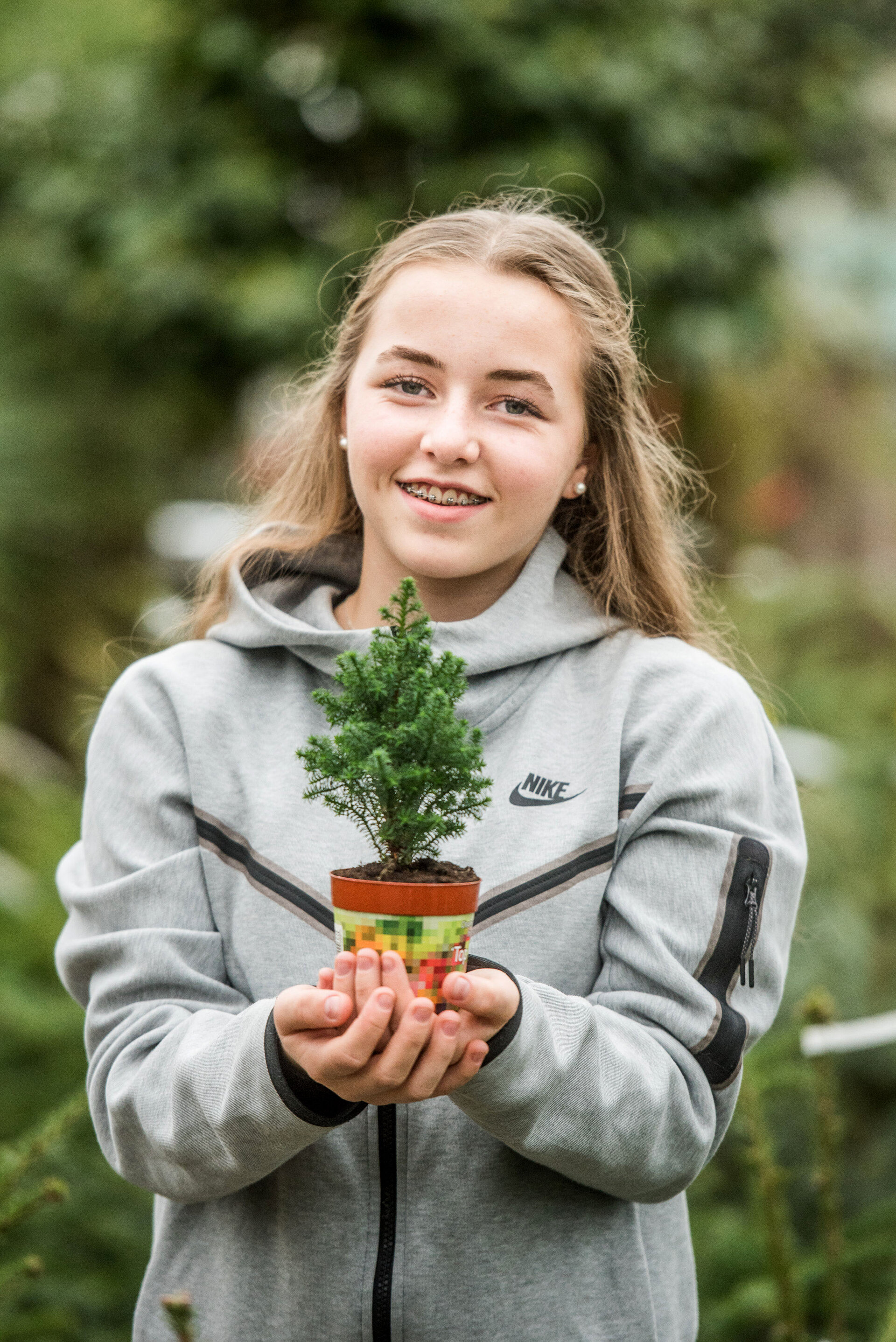 Mit einer Lernapp haben Schüler jetzt viele Belohnungspunkte gesammelt, die in 2.000 echte Bäume umgewandelt wurden