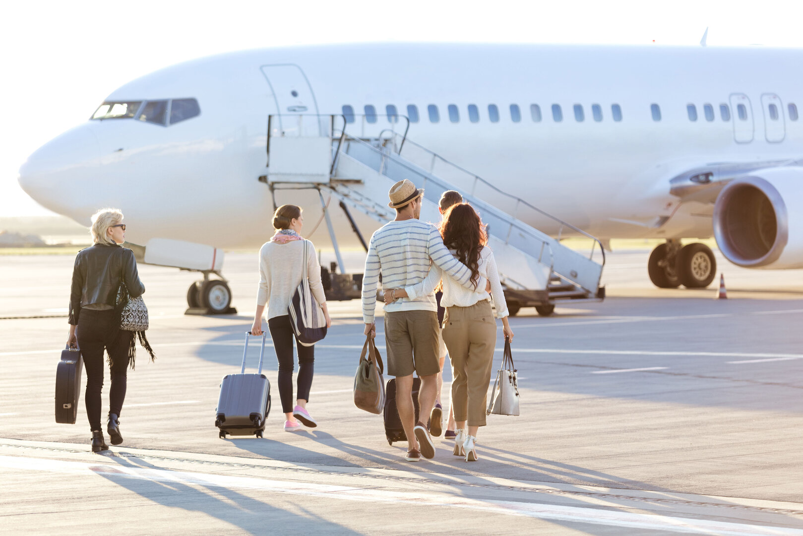 Besonders klimaschädlich ist das Fliegen, mit einem einzigen Flug steigt der persönliche CO2-Fußabdruck schlagartig an | © djd/LichtBlick SE/Getty Images/Iza Habur