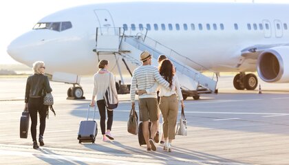 Besonders klimaschädlich ist das Fliegen, mit einem einzigen Flug steigt der persönliche CO2-Fußabdruck schlagartig an | © djd/LichtBlick SE/Getty Images/Iza Habur