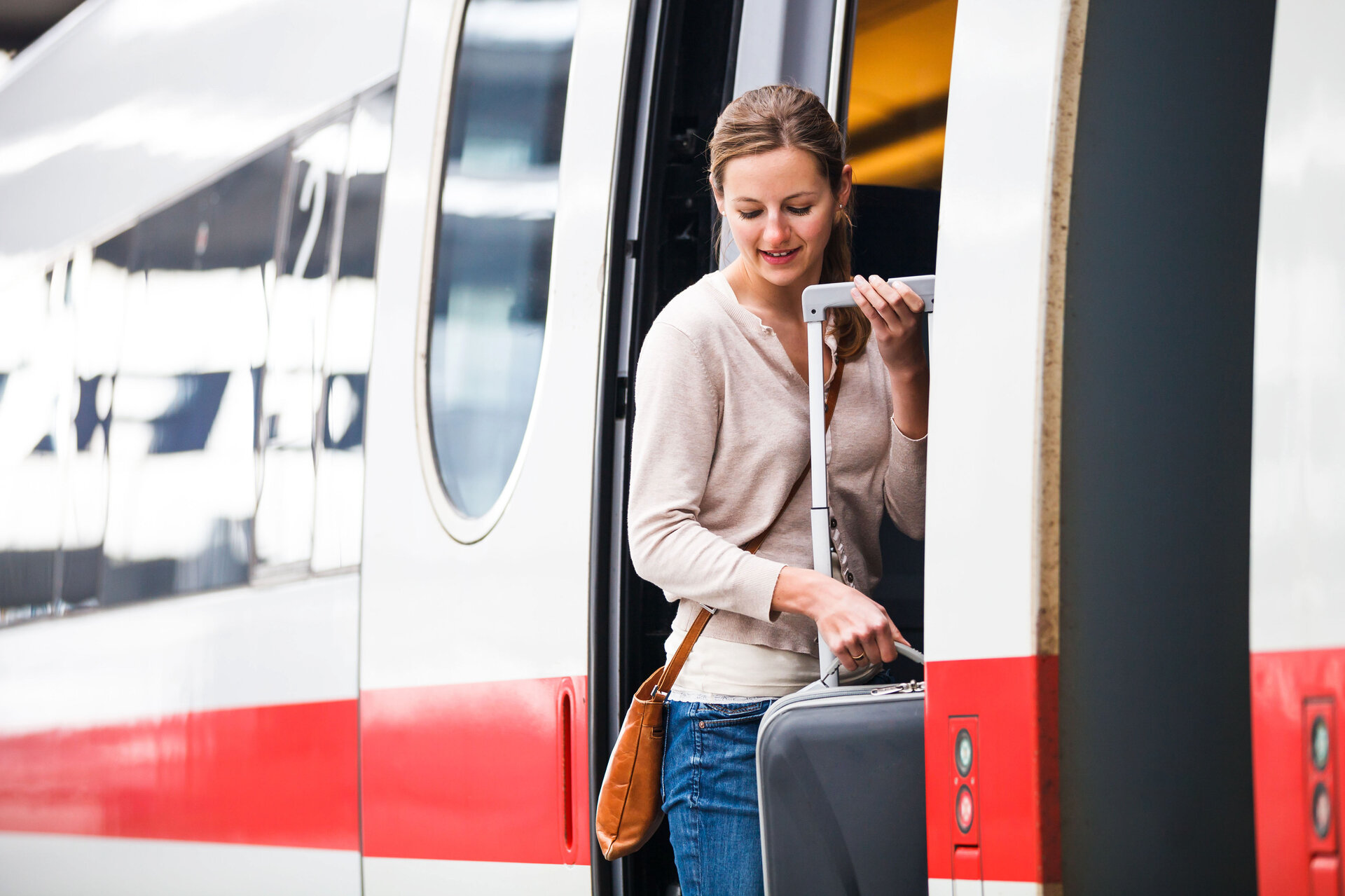 Mit dem Umstieg vom Pkw auf öffentliche Verkehrsmittel wie die Bahn lässt sich der persönliche CO2-Fußabdruck deutlich verringern